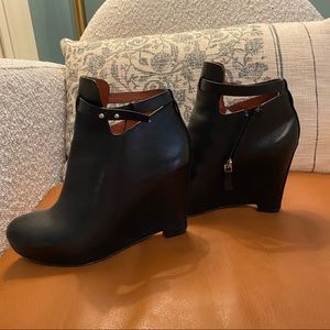 Elizabeth and James Peri Wedge bootie black leather